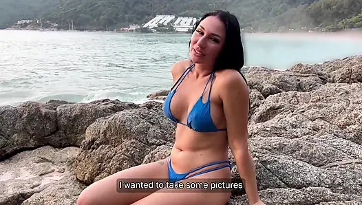Tatilde aldatan evli kadın plajda bir yabancıyı alıyor ve amına ateşli bir döl alıyor. Tam video