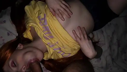 Öncü bir kampta yetişkin bir danışman öncüleri emiyor. MİLF