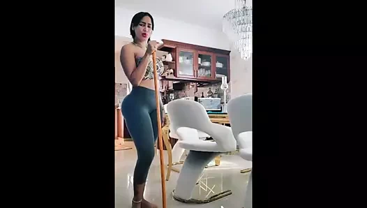 La bambina latina sallar ona mükemmel göğüsleri ve göt