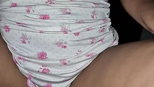 Dinleniyordum ve komşu büyük yarağını üzerime koymaya ve tüm spermleri vajinama bırakmaya geliyor