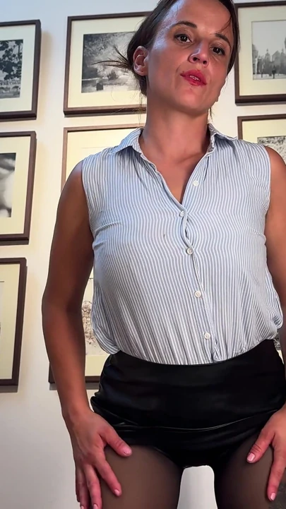 Reina'nın külotlu çoraplı striptiz