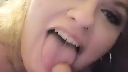 Seksi sarışın iri güzel kadın sert yarağı gırtlağına kadar emiyor ve yüzüne boşalıyor