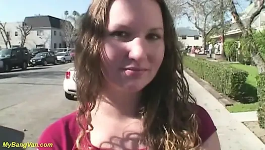 Tombul genç kız ilk kez minibüste sikiliyor