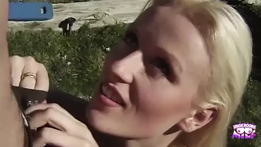 Sıska sarışın kaltak erkeğini sevemeyiz diyor ama onunla sikişebiliyor