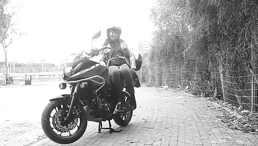 Geçen her araba, şeffaf elbisesinin altında penisinin titrediğini gördü.