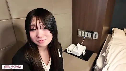 Kırsalda büyümüş utangaç bir kadın, Tokyo'da hayallerinin peşinden gider, ancak cazibe onu giderek daha da derinleştirir.