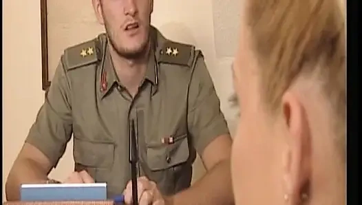 Büyük doğal saçlı sarışın Alman klasik kalın yarak alıyor