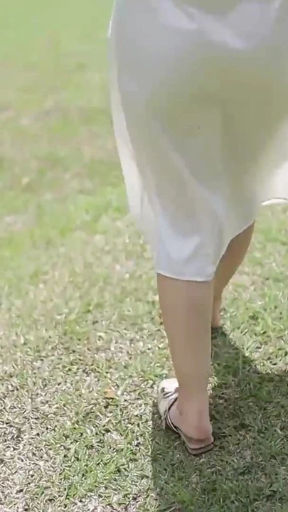 İlk halka açık mastürbasyonum, saten beyaz saten elbise giyiyorum | Klip 1