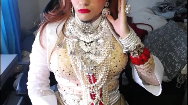 Travesti inci ve topuklu ayakkabılarla rahatlıyor