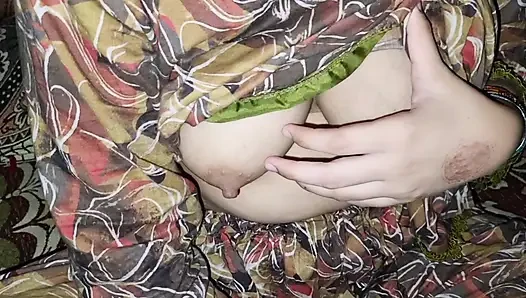 20 yaşındaki ince güzel twerk yapıyor ve büyük büyük götünü gösteriyor