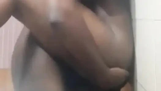 Mallu kız umumi tuvalette sert sikiliyor