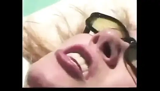 Bahçede büyük memeli kızla sikişiyor