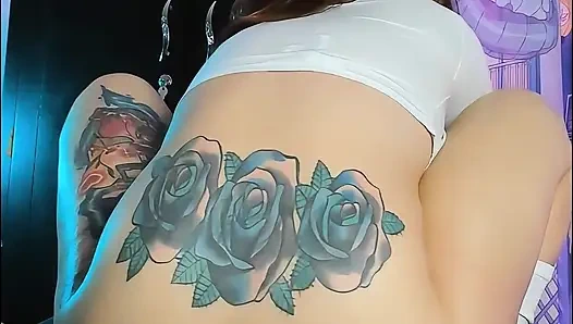 Momo canavar dildoya biniyor ve fışkırtıyor