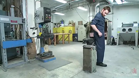 Mechanic Edged kendi araçlarıyla sikiliyor