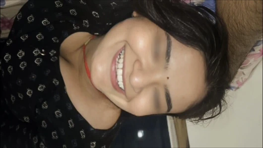 Sevimli ateşli Hintli kız canavar tarafından sikiliyor