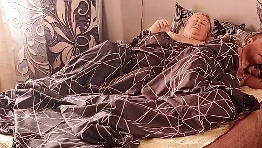 Üvey annemle aynı yatağı paylaştım onu ağzından ve sonra amından domaltarak siktim