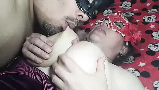 Kocamı büyük göğüslerimle besliyorum