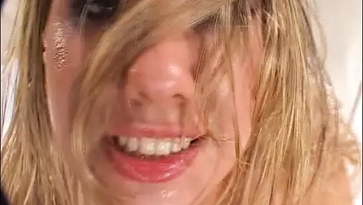 Dört sert ve yüklü musluklar beceriyor bir sıcak Alman sarışın