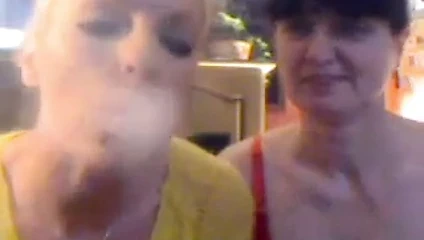 2 Geile rauchende Ladys