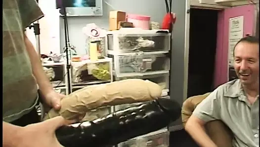 Büyük bir yapay penis ve iki dev yarak bu seksi genç sarışının tüm deliklerini yok ediyor