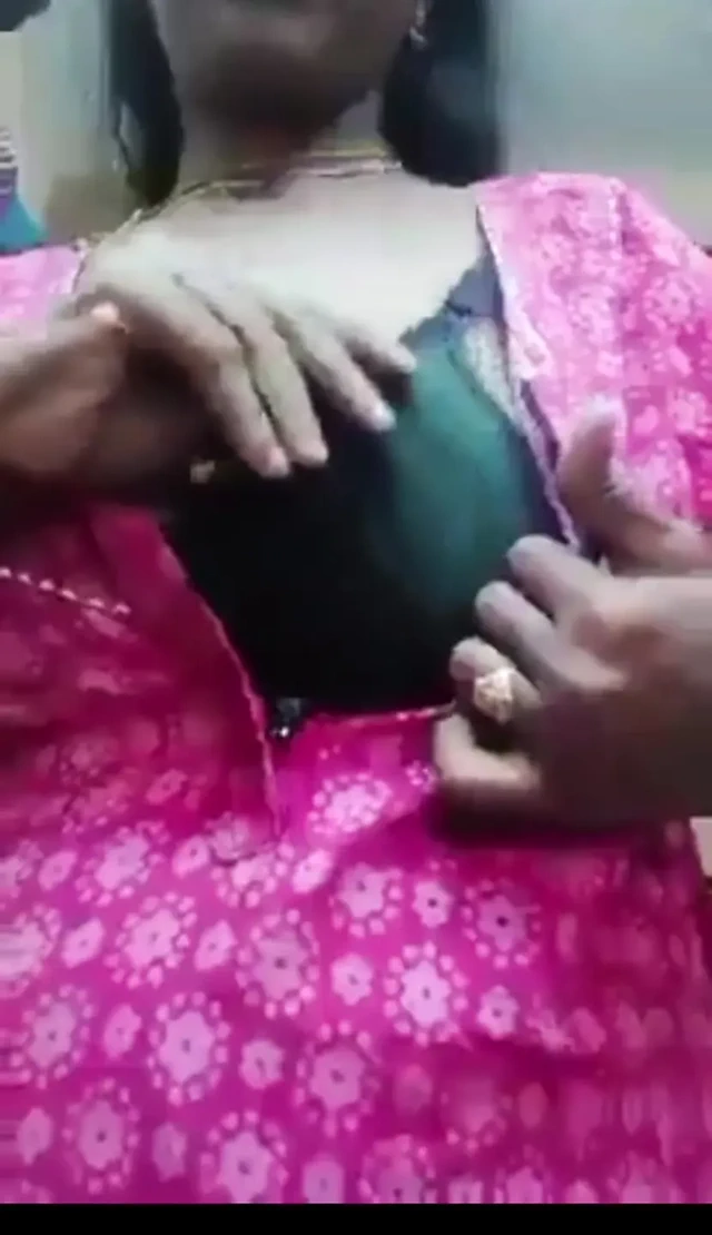 Mallu desi seksi evli kadın büyük göğüslerini gösteriyor