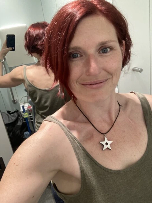 Havaalanındaki tuvaletlerde anne tarafından üstsüz çırpma