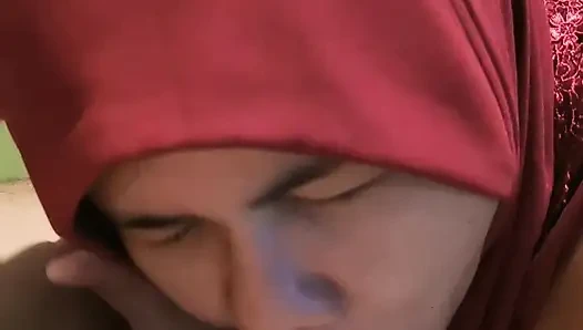 Müslüman dul kadın uzun bir aradan sonra büyük bir yemek yedi.