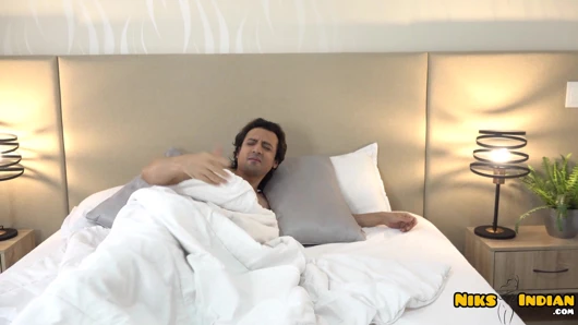 Büyük memeli Hintli MILF, Saree Choli'yi çıkarıyor ve Devar Ji ile sikişiyor