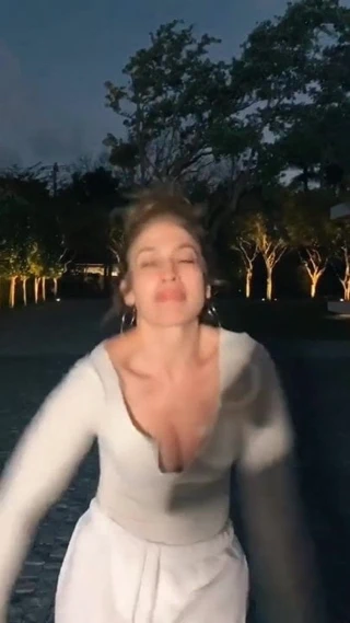 Jennifer lopez dans ederken göğüs dekoltesini gösteriyor