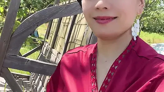 Üzüm ağacının yanında dışarıda işiyor