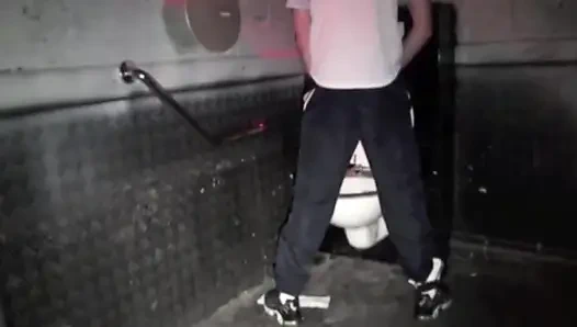 Umumi tuvalette spor ayakkabılı aşağılama