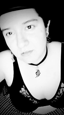 Noir göğüsler dans ediyor. göğüslerime dokunmak çok seksi.