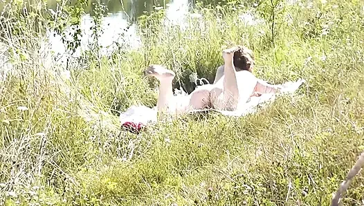 Vahşi plaj yoldan geçen rastgele adam çıplak kadın seksi olgun orta yaşlı seksi kadın nehir kıyısında güneşleniyor domaltmalı domaltmalı götten amcık