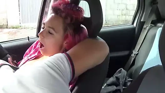 Una troietta da scopara in pieno giorno!