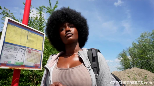 Çek sokakları 152: sevimli büyük memeli zenci kızla şenlik