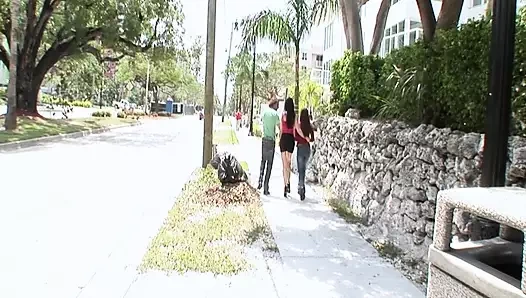 Bir genç ve orta yaşlı seksi kadın iki yarağı emiyor ve sikiyor