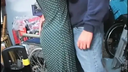 Sahte memeli orta yaşlı seksi kadının yere yatıp penisini emmesini izle