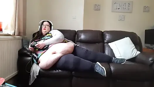 İri güzel kadın ssbbw göbekle video oyunları oynuyor