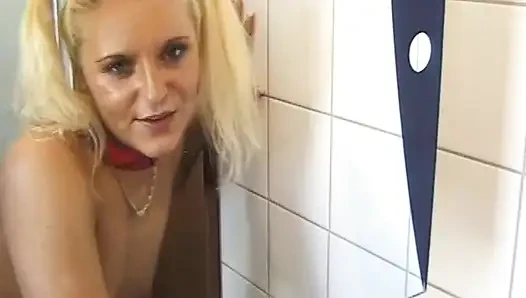 Ateşli Alman gençler parmaklıyor ve yarak emiyor nostaljik film