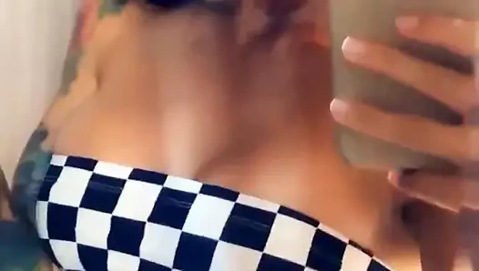 Koca gözlerim ve yaramaz popomla dalga geçiyorum