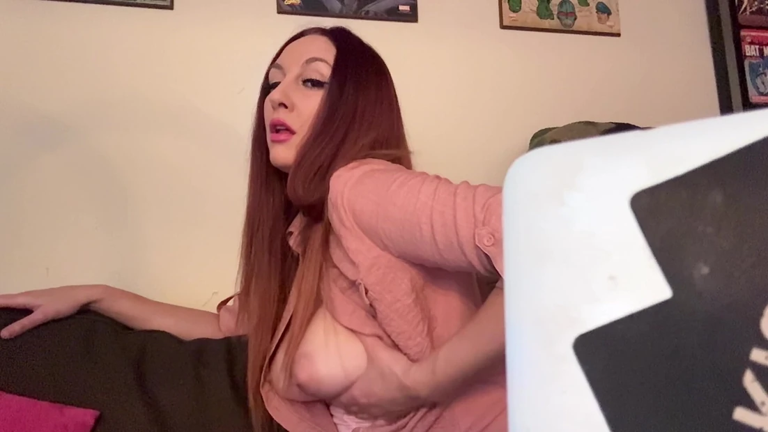 Итальянская милфа с большими сиськами с длинными волосами Artemisia обожает горячую сессию подпрыгивания большими сиськами соло