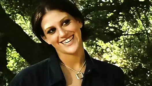 Biseksüel sürtük Eve Laurence açık havada amını sert siktiriyor