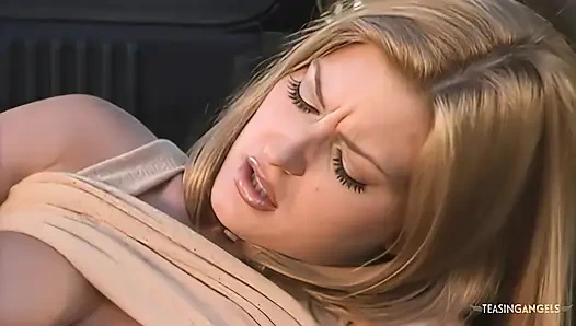 Güzel sarışın ve kaslı bir adam hızlı seks yapmak için yanında duruyor.