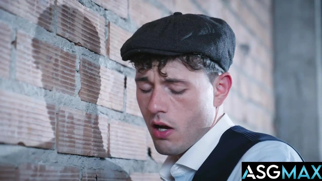Asgmax - kaslı sporcu mafyada büyük yarak alıyor ve sikiş ayini yapıyor