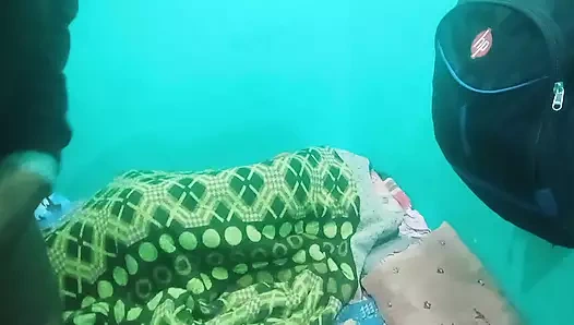 En genç üvey erkek kardeş üvey kız kardeşini yatak odasında sikiyor