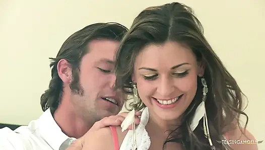 Victoria Lawson sert ve derin sikilmek için beyaz külotunu çıkarıyor