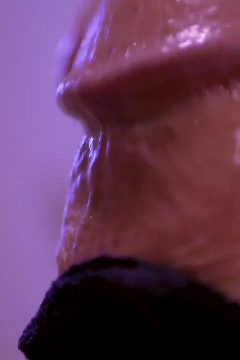 Дрочка для друга мужа превращается в минет языком, пока муж сидит рядом с нами