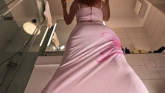 İnanılmaz ateşli seksi otantik büyük memeli kızıl saçlı uzun zarif gece elbisesi banyoda azdırıyor ve özel parını teşhir ediyor