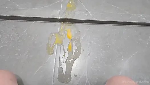 Kadın kılıklı Kanisa götünden taze yumurta yiyor