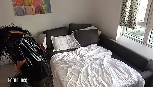 Ateşli evli kadın Angel Sinn gizli siyah sevgilisine pvc elbisesini gösteriyor